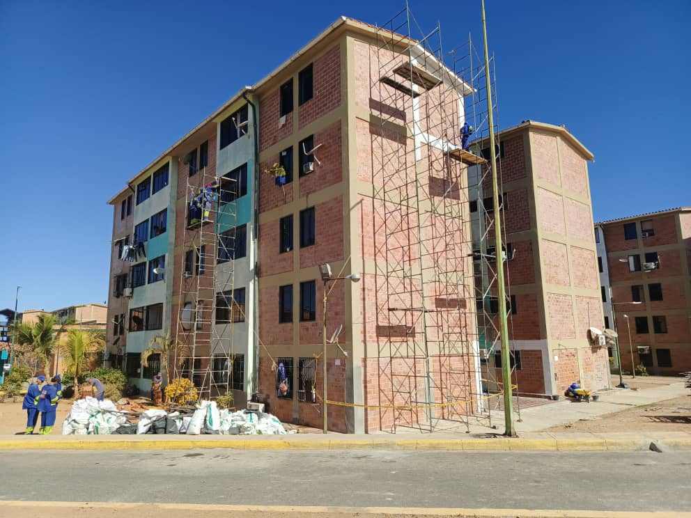 Andamios en la fachada de un edificio residencial