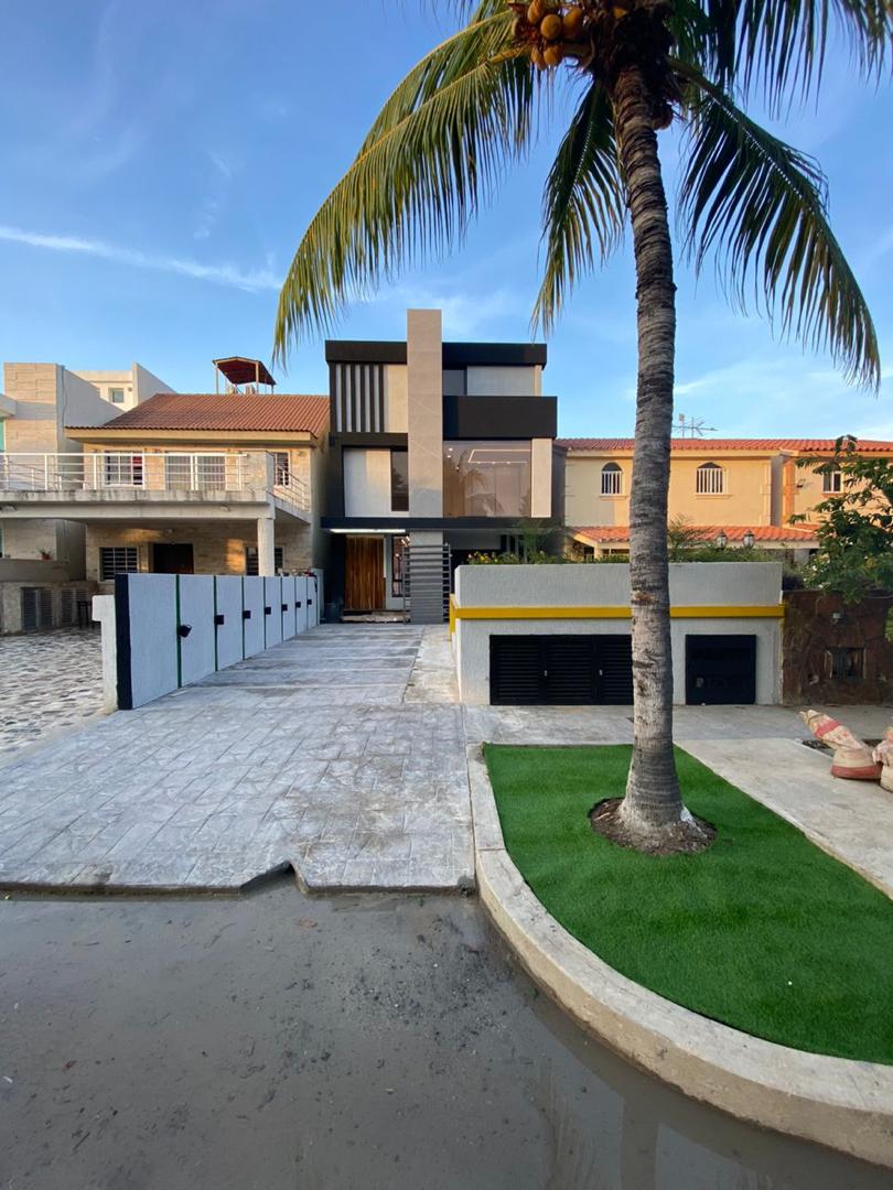 Fachada de vivienda de tres niveles terminada