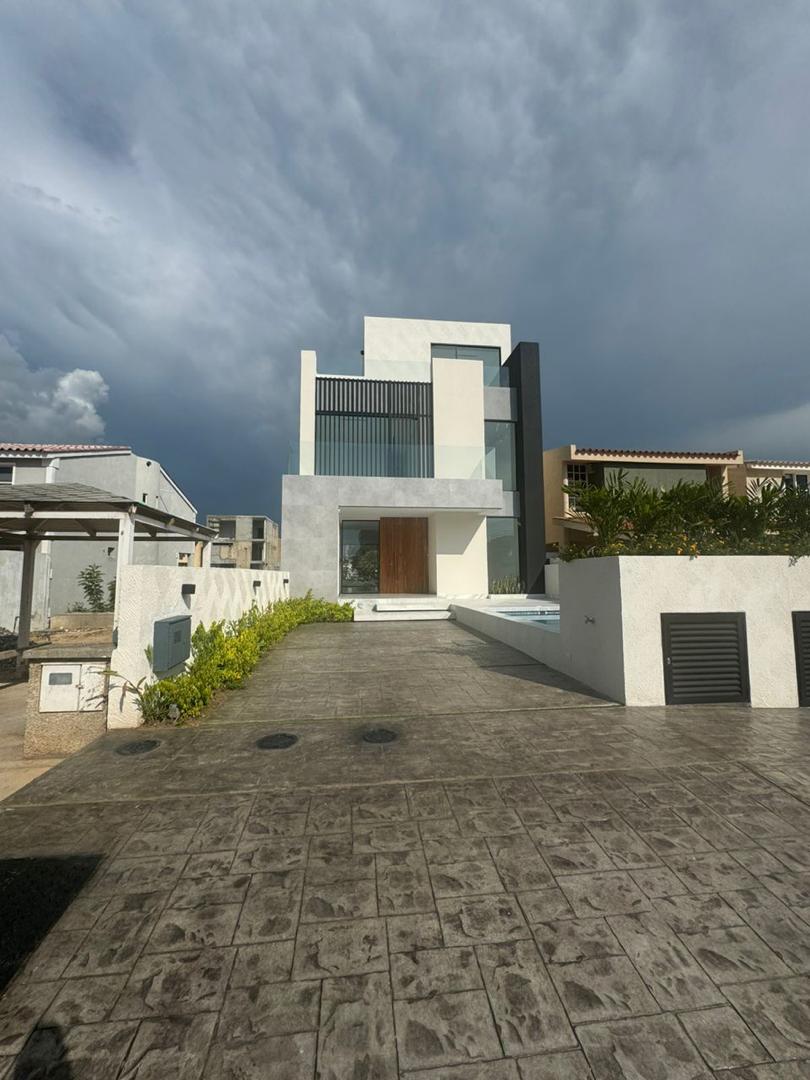 Vivienda terminada con acceso en concreto estampado