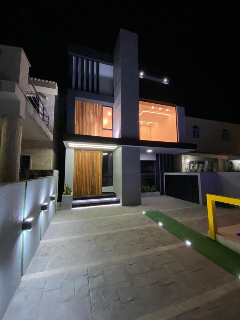 Fachada de vivienda iluminada de noche