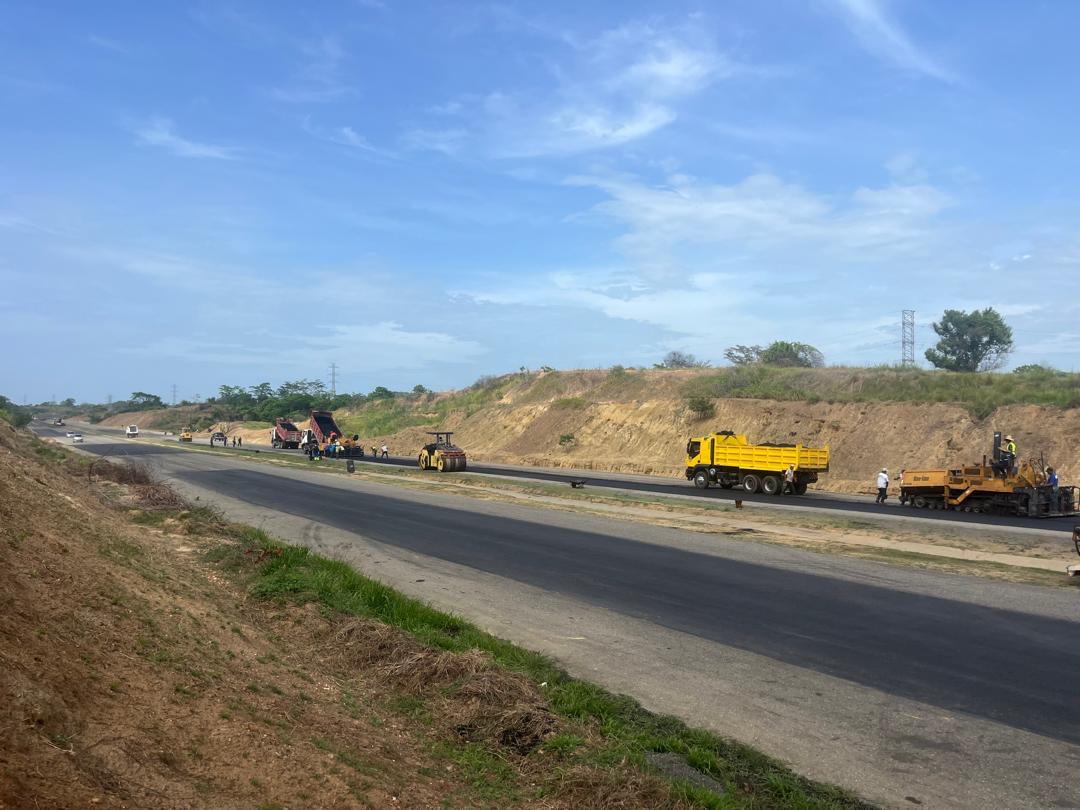 Extendido de asfalto en un tramo de autopista